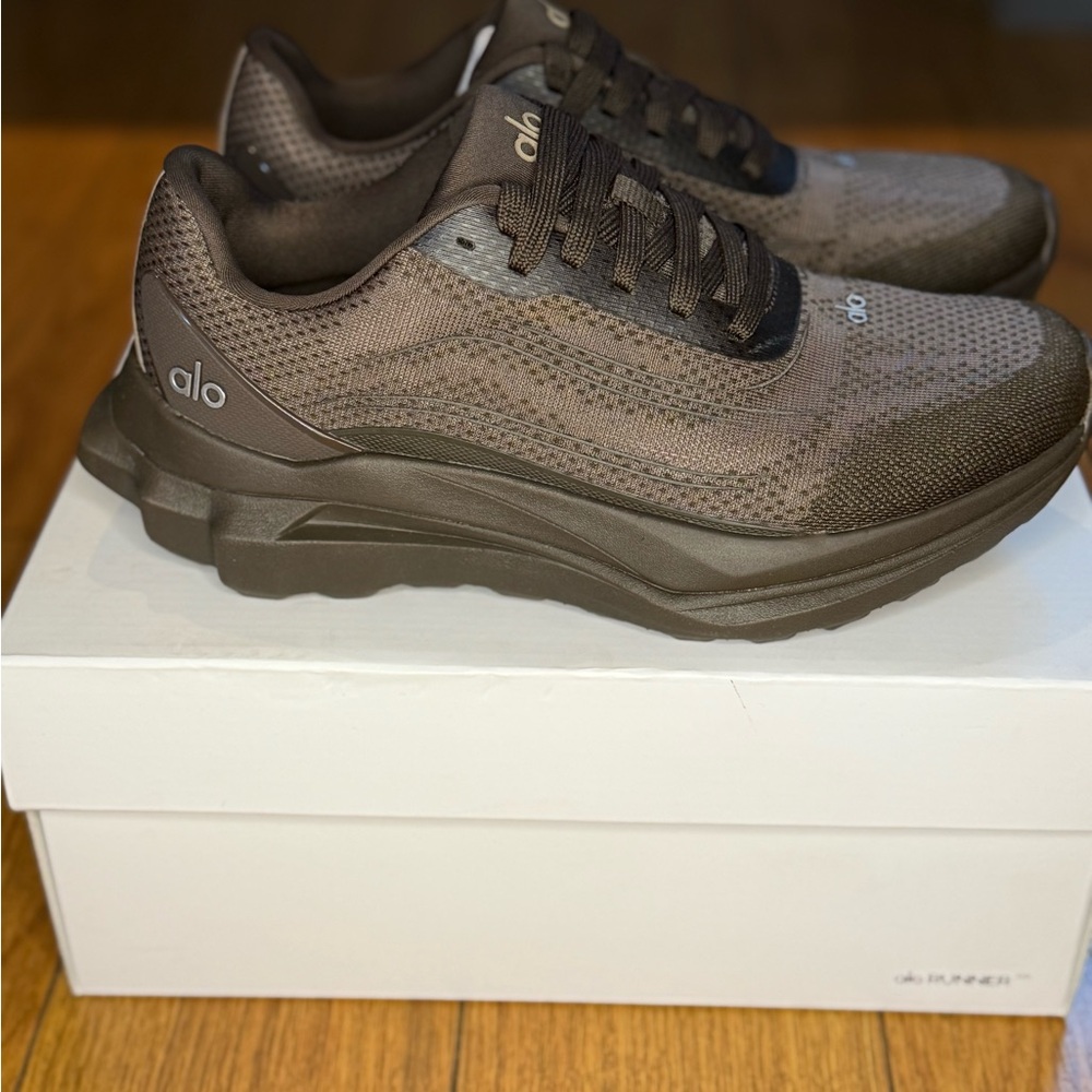ALO Yoga Unisex Runner Sneakers in Espresso NWT - Picture 4 of 7